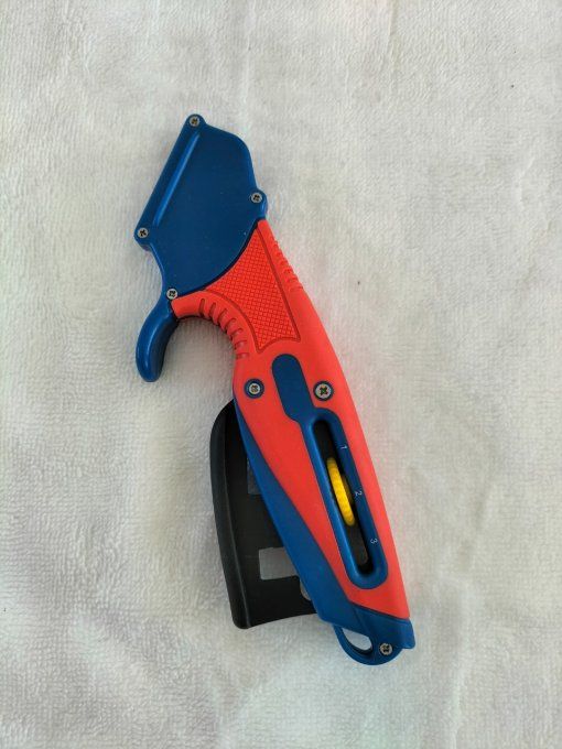 Cutter gâchette à lame rétractable